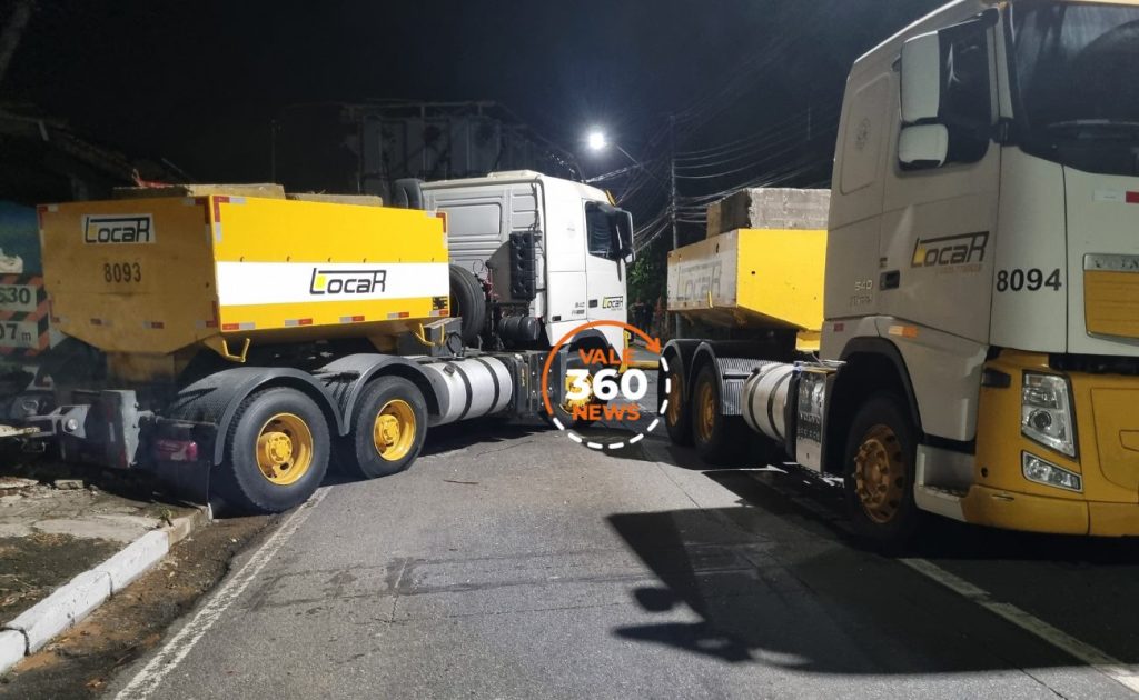 Veja a galeria de imagens da carreta com carga especial, que perdeu o freio e atingiu duas casas em Taubaté 13 imagens da carreta com carga especial