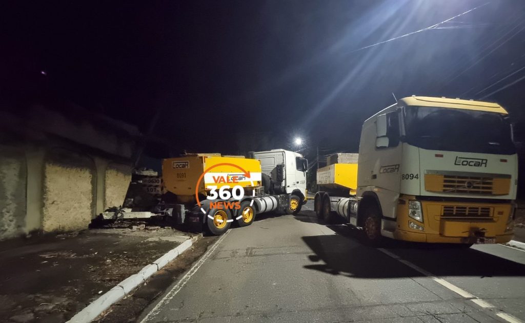 Veja a galeria de imagens da carreta com carga especial, que perdeu o freio e atingiu duas casas em Taubaté 12 imagens da carreta com carga especial