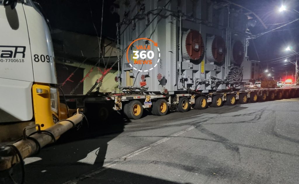 Veja a galeria de imagens da carreta com carga especial, que perdeu o freio e atingiu duas casas em Taubaté 11 imagens da carreta com carga especial