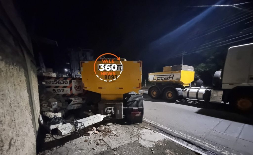 Veja a galeria de imagens da carreta com carga especial, que perdeu o freio e atingiu duas casas em Taubaté 10 imagens da carreta com carga especial