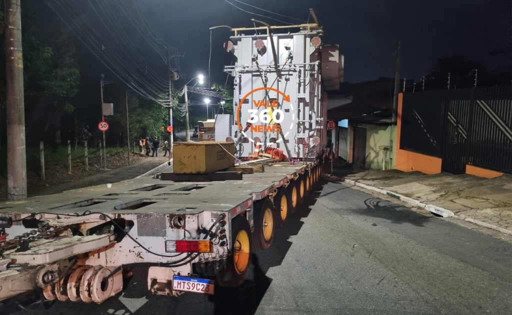Veja a galeria de imagens da carreta com carga especial, que perdeu o freio e atingiu duas casas em Taubaté 9 imagens da carreta com carga especial