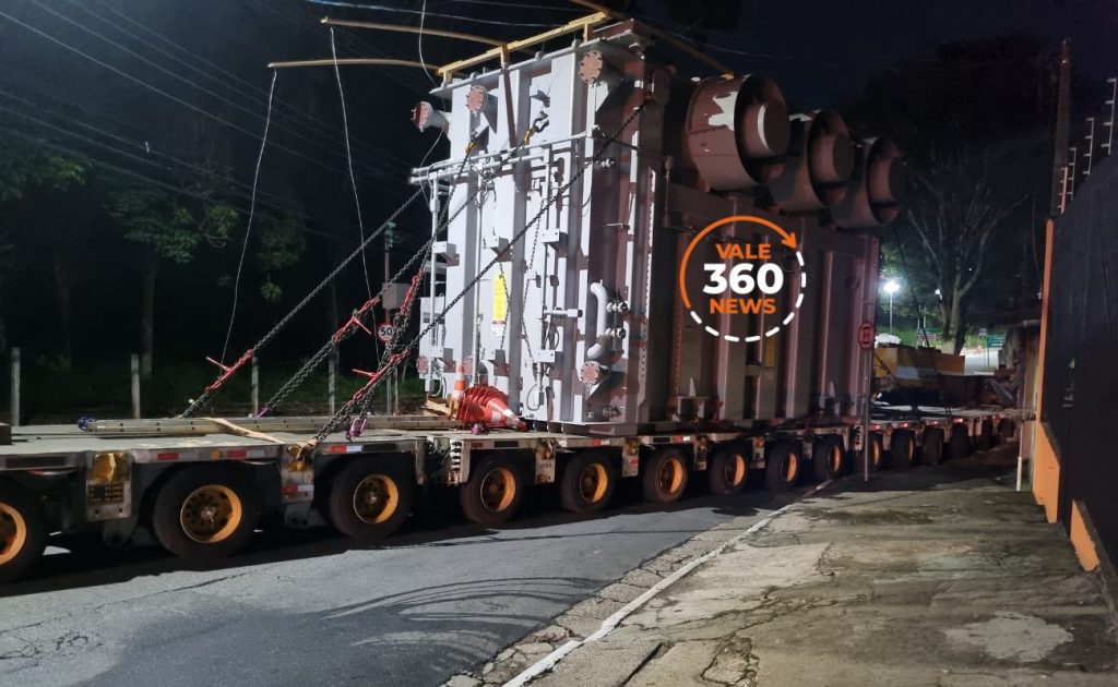 Veja a galeria de imagens da carreta com carga especial, que perdeu o freio e atingiu duas casas em Taubaté 8 imagens da carreta com carga especial