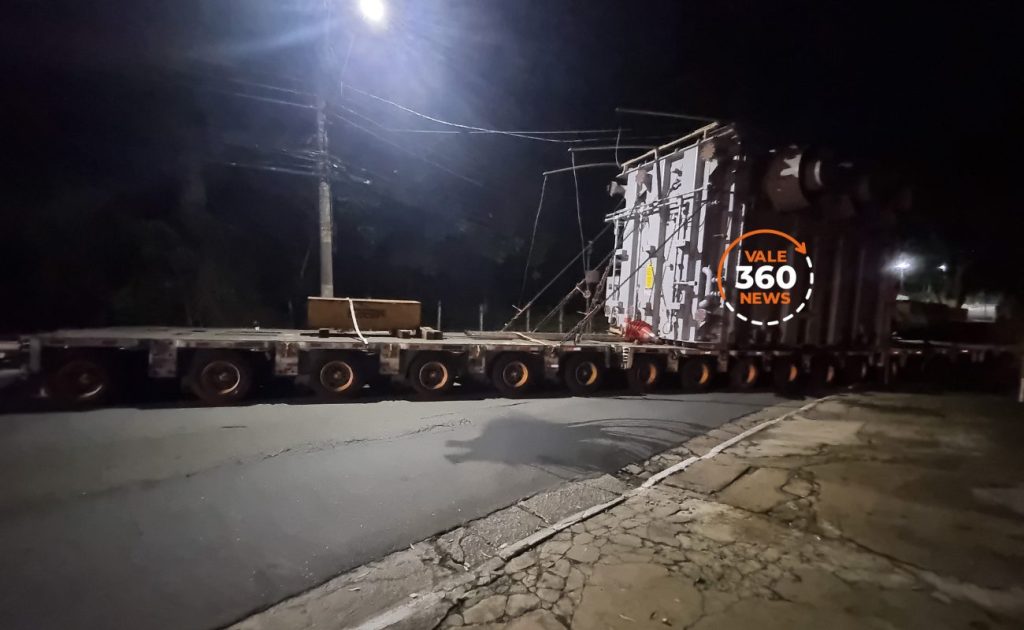 Veja a galeria de imagens da carreta com carga especial, que perdeu o freio e atingiu duas casas em Taubaté 7 imagens da carreta com carga especial