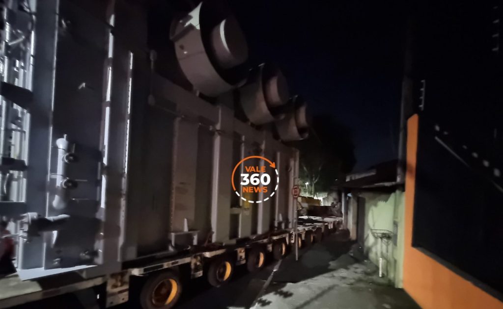 Veja a galeria de imagens da carreta com carga especial, que perdeu o freio e atingiu duas casas em Taubaté 6 imagens da carreta com carga especial