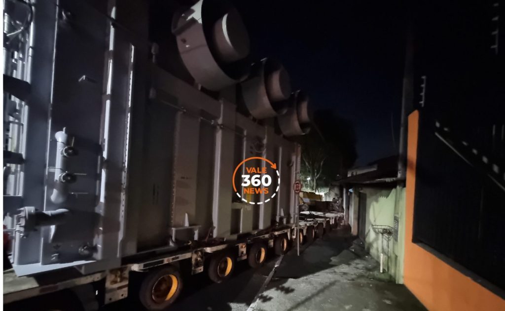 Veja a galeria de imagens da carreta com carga especial, que perdeu o freio e atingiu duas casas em Taubaté 5 imagens da carreta com carga especial