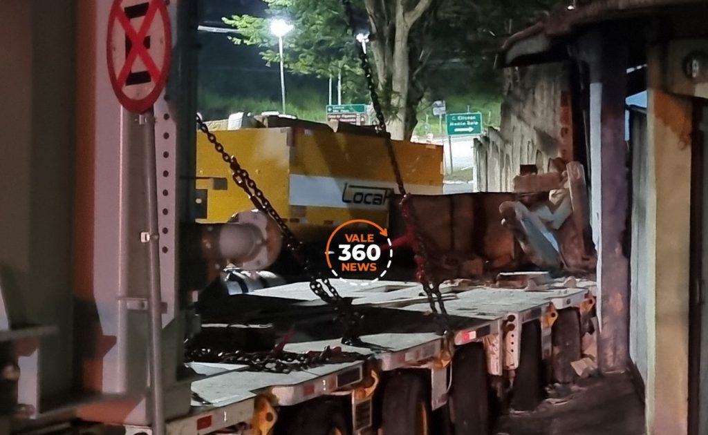 Veja a galeria de imagens da carreta com carga especial, que perdeu o freio e atingiu duas casas em Taubaté 4 imagens da carreta com carga especial