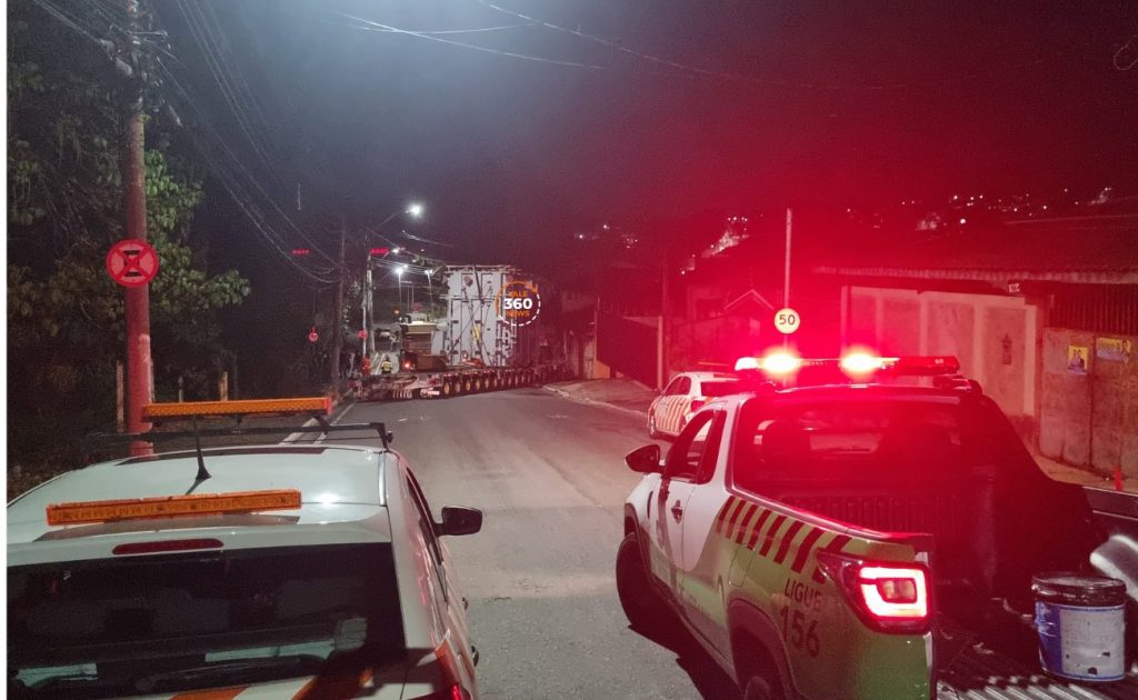 Veja a galeria de imagens da carreta com carga especial, que perdeu o freio e atingiu duas casas em Taubaté 21 imagens da carreta com carga especial
