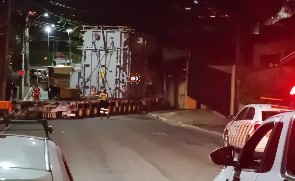 Veja a galeria de imagens da carreta com carga especial, que perdeu o freio e atingiu duas casas em Taubaté 20 imagens da carreta com carga especial