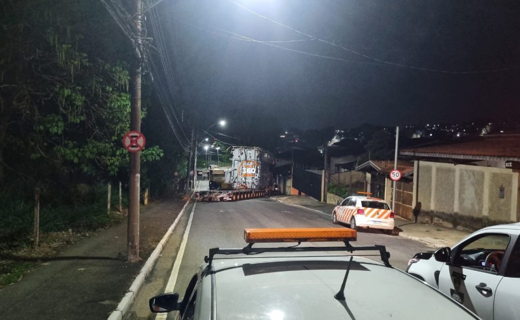 Veja a galeria de imagens da carreta com carga especial, que perdeu o freio e atingiu duas casas em Taubaté 22 imagens da carreta com carga especial