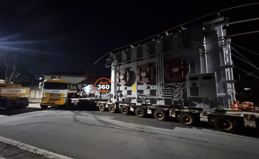 Veja a galeria de imagens da carreta com carga especial, que perdeu o freio e atingiu duas casas em Taubaté 3 imagens da carreta com carga especial
