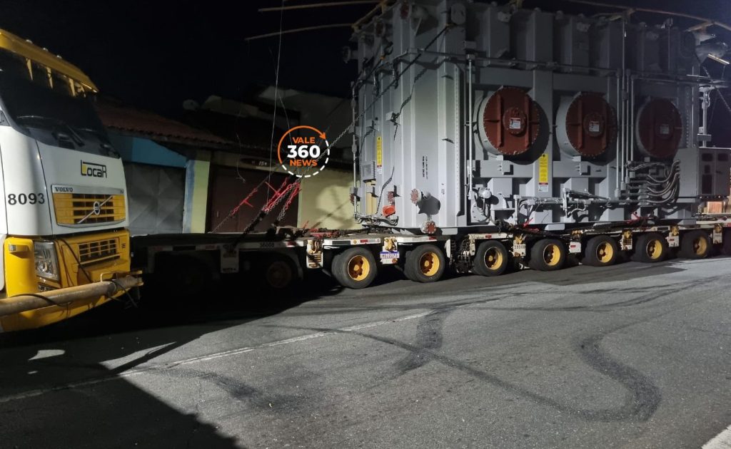 Veja a galeria de imagens da carreta com carga especial, que perdeu o freio e atingiu duas casas em Taubaté 2 imagens da carreta com carga especial