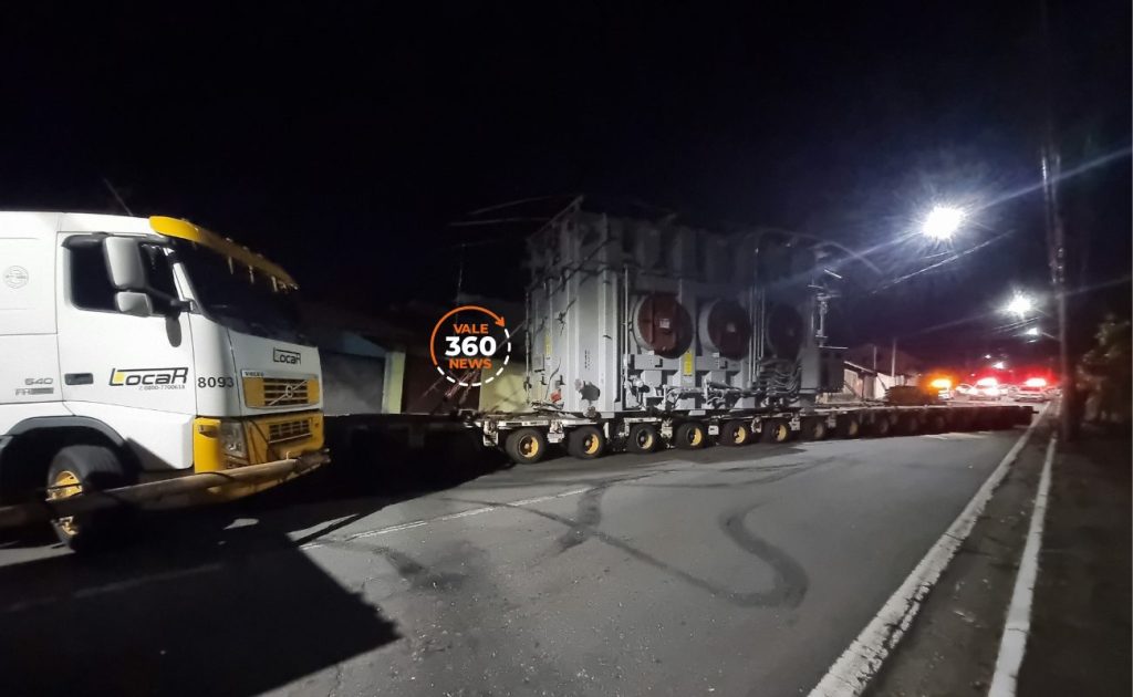 Veja a galeria de imagens da carreta com carga especial, que perdeu o freio e atingiu duas casas em Taubaté 1 imagens da carreta com carga especial