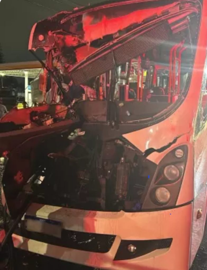 acidente entre ônibus na Via Dutra