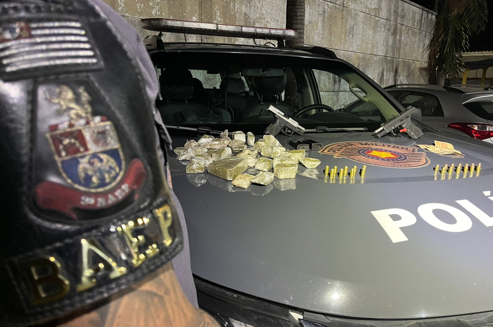 Investigado tenta subornar PMs com arma e é preso com drogas, após ação de cães do BAEP em Caçapava