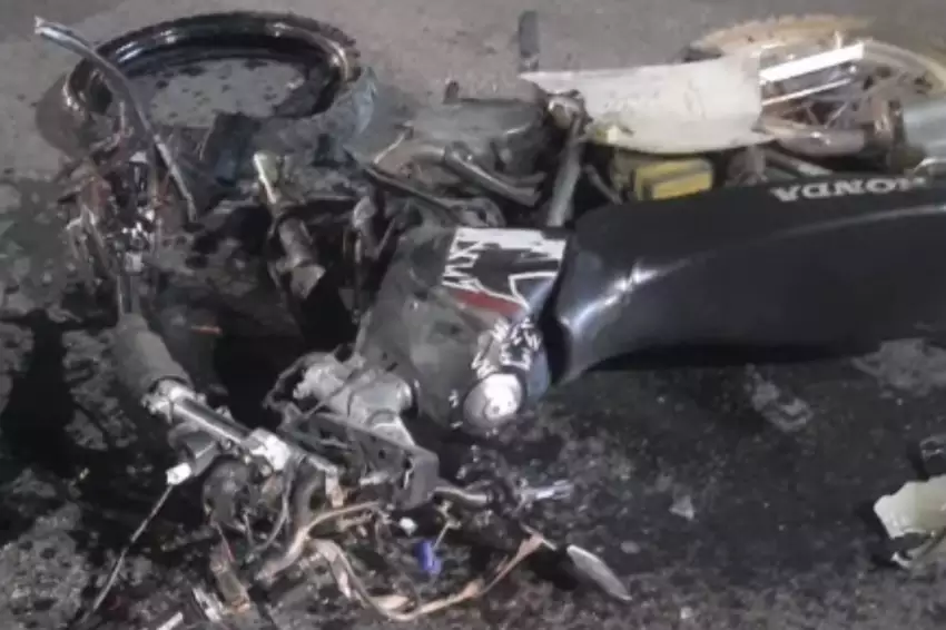 Moto fica destruída e motociclista gravemente ferido em acidente em estrada de São José dos Campos