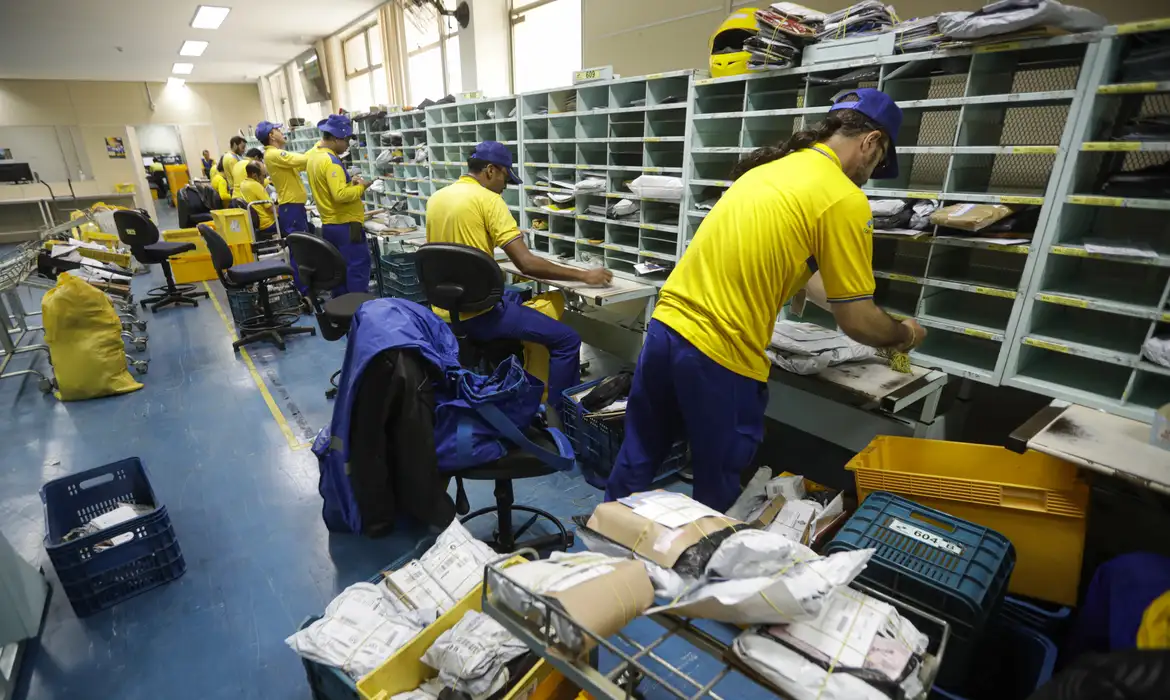 Concursos dos Correios têm inscrições abertas e vagas para cidades do Vale do Paraíba. Salários variam de R$ 2,4 mil a R$ 10,3 mil