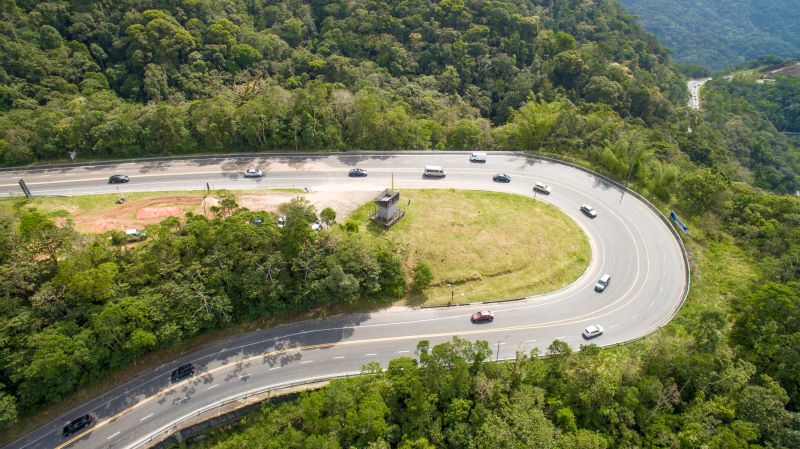 Caçamba de caminhão tomba na Serra da Tamoios