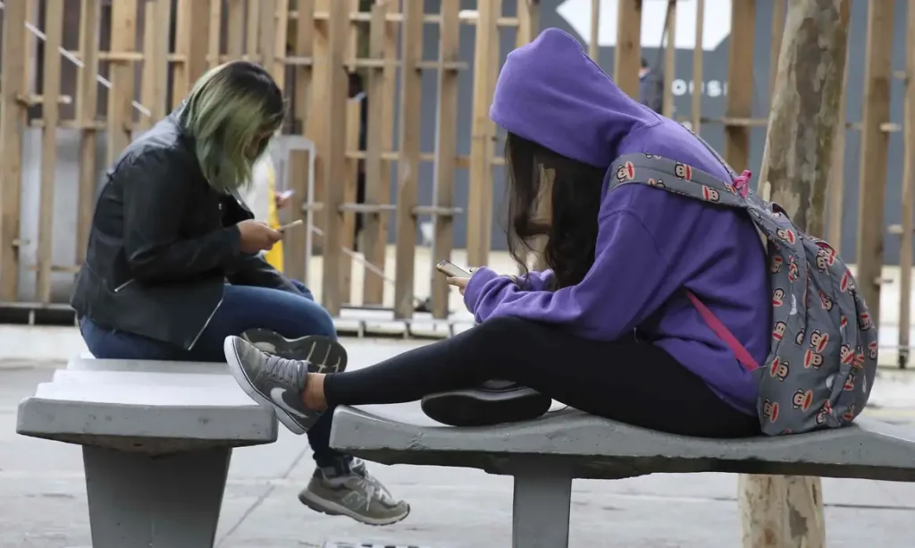 SP quer banir celulares das escolas