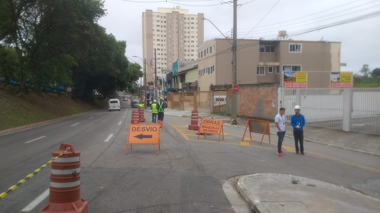Avenida movimentada de São José dos Campos