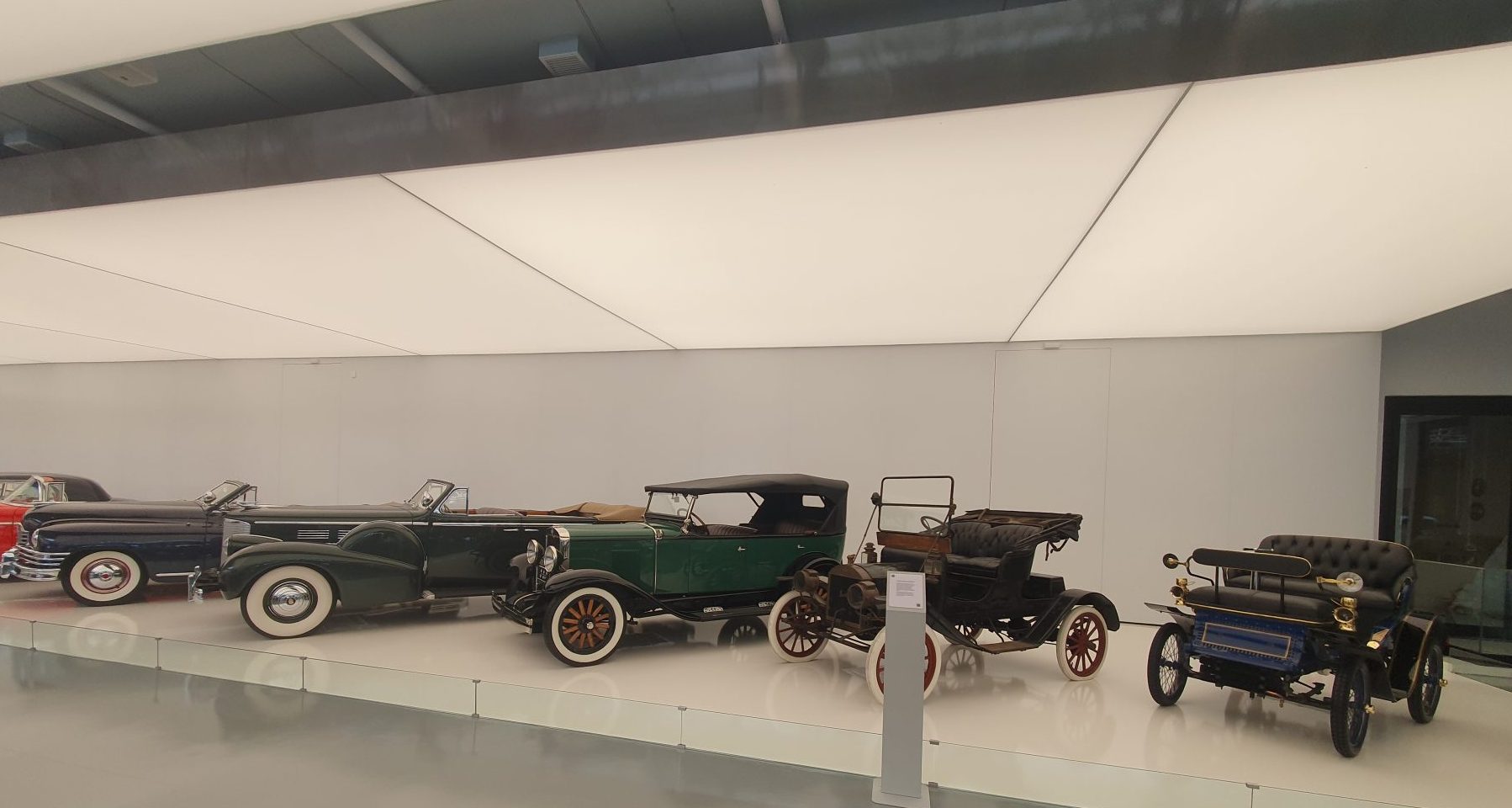 Entenda como os carros contam parte da história do Brasil no CARDE, o museu do carro de Campos do Jordão