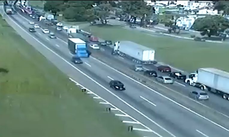 Acidentes complicam o trânsito na Via Dutra no Vale do Paraíba