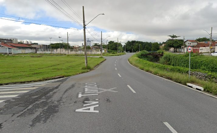 Corpo é encontrado carbonizado em terreno baldio de avenida de Taubaté