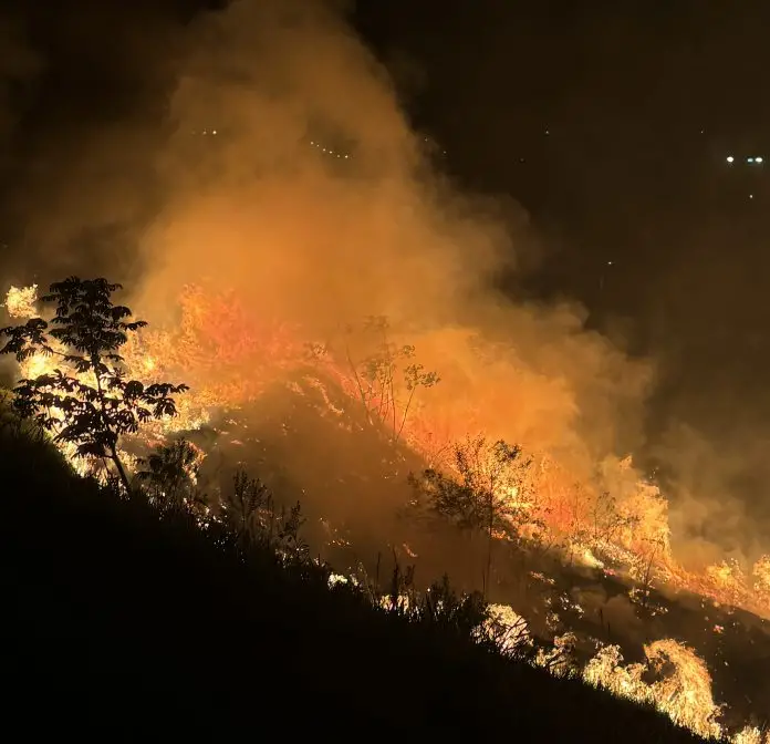 Incêndio de grandes proporções atinge bairro área de bairro nobre de São José dos Campos