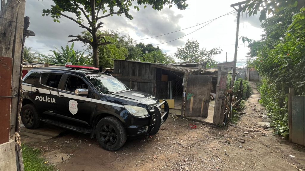 Policiais encontram submetralhadora e escopeta em busca por homem procurado por homicídio no Vale do Paraíba 5 submetralhadora