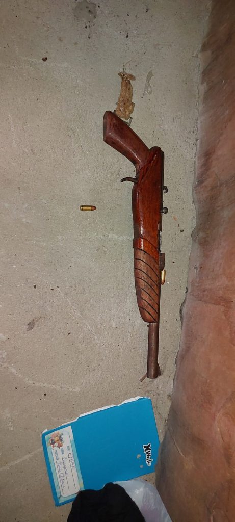 Policiais encontram submetralhadora e escopeta em busca por homem procurado por homicídio no Vale do Paraíba 1 submetralhadora