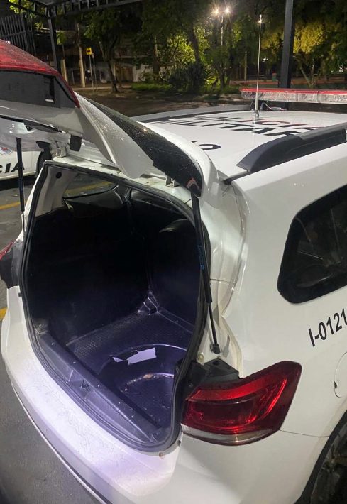Homem furta farmácia, entra em luta corporal com policiais e danifica viatura em São José dos Campos