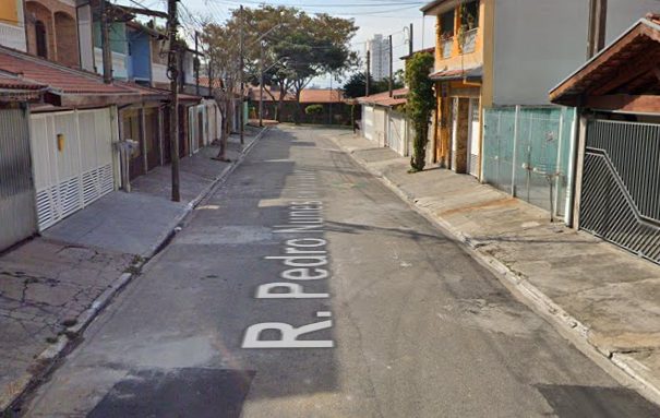Neto atira chinelos na avó