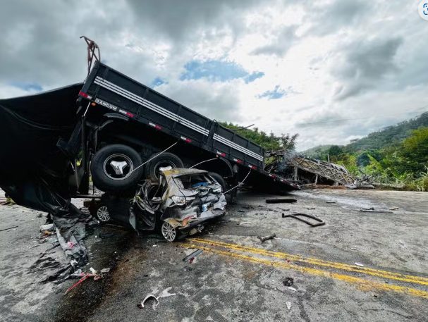 Acidente entre carro, caminhão e ônibus que saiu de São Paulo deixa ao menos 22 mortos em rodovia 3 ônibus que saiu de São Paulo