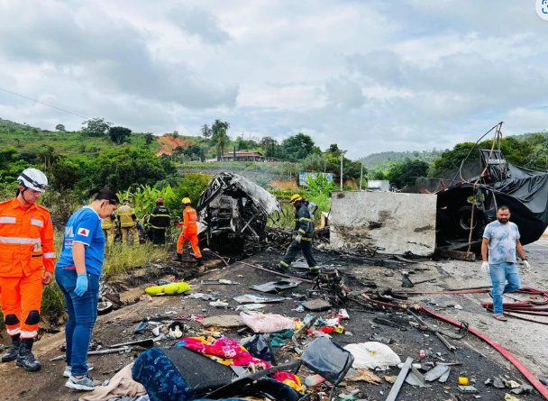 Acidente entre carro, caminhão e ônibus que saiu de São Paulo deixa ao menos 22 mortos em rodovia 2 ônibus que saiu de São Paulo
