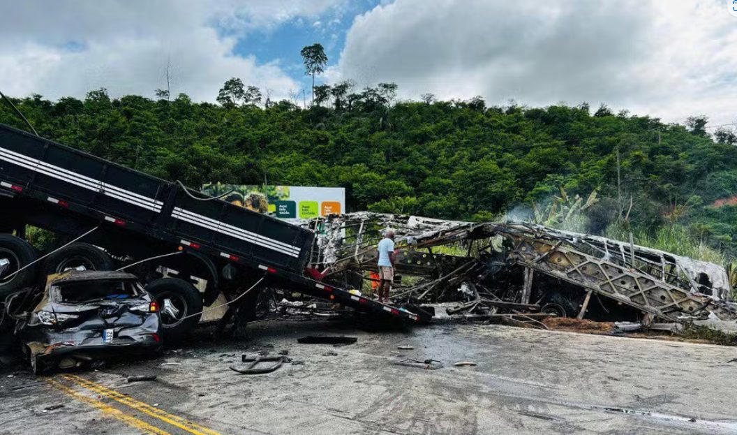 Acidente entre carro, caminhão e ônibus que saiu de São Paulo deixa ao menos 22 mortos em rodovia