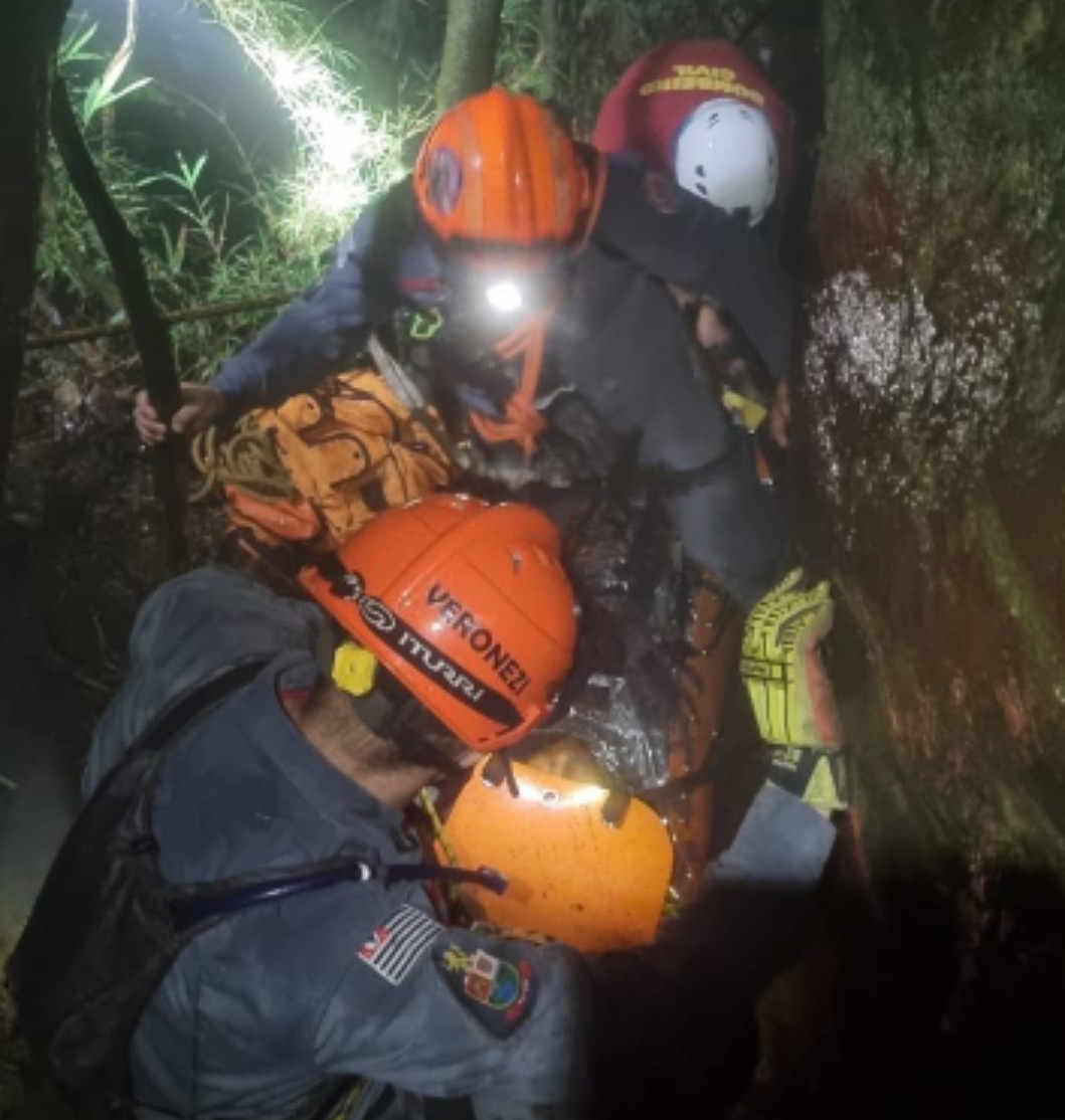 Homem cai em trilha na Serra da Mantiqueira e é resgatado pelo Corpo de Bombeiros.