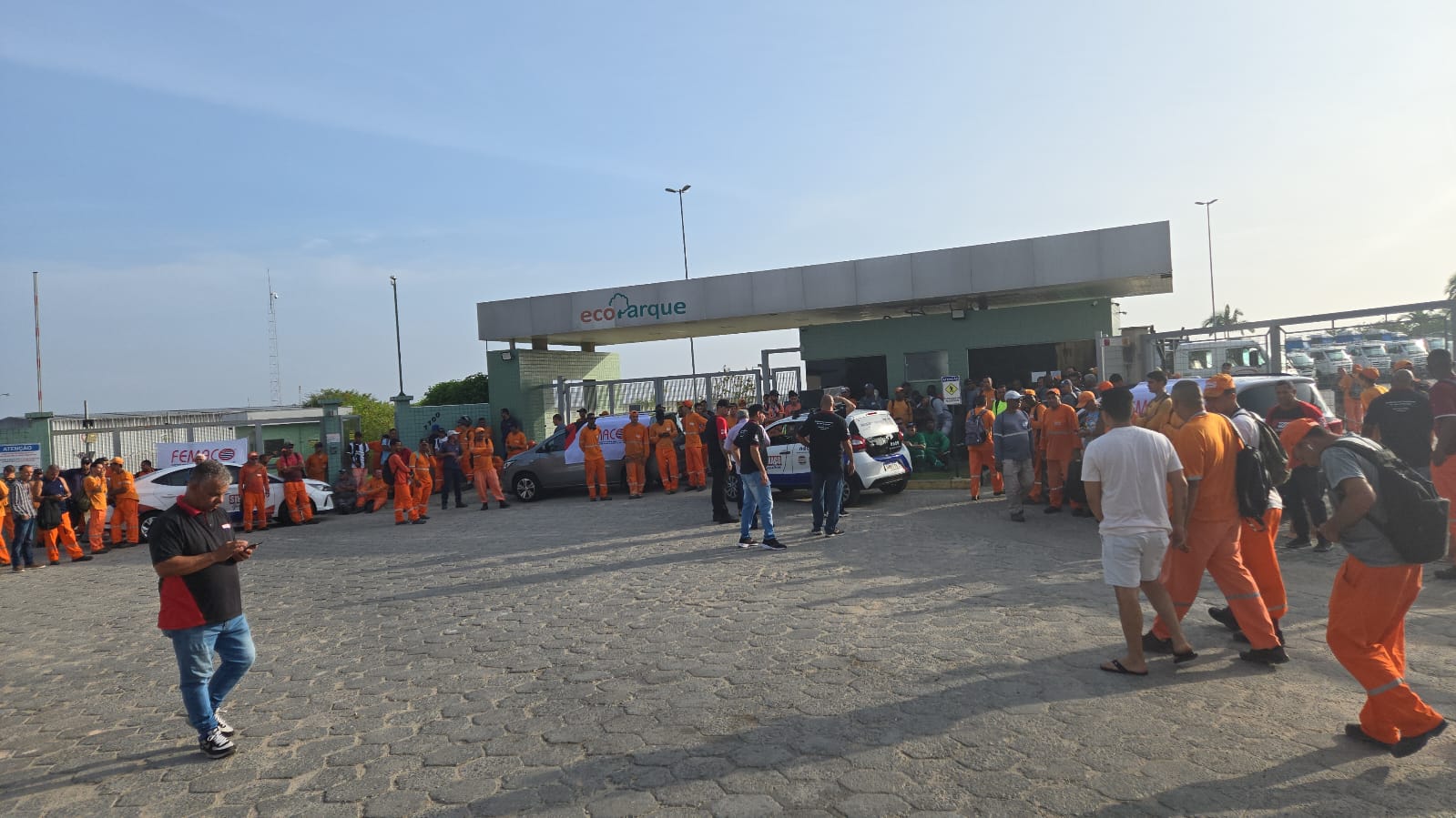Greve do lixo em Jacareí entra no segundo dia