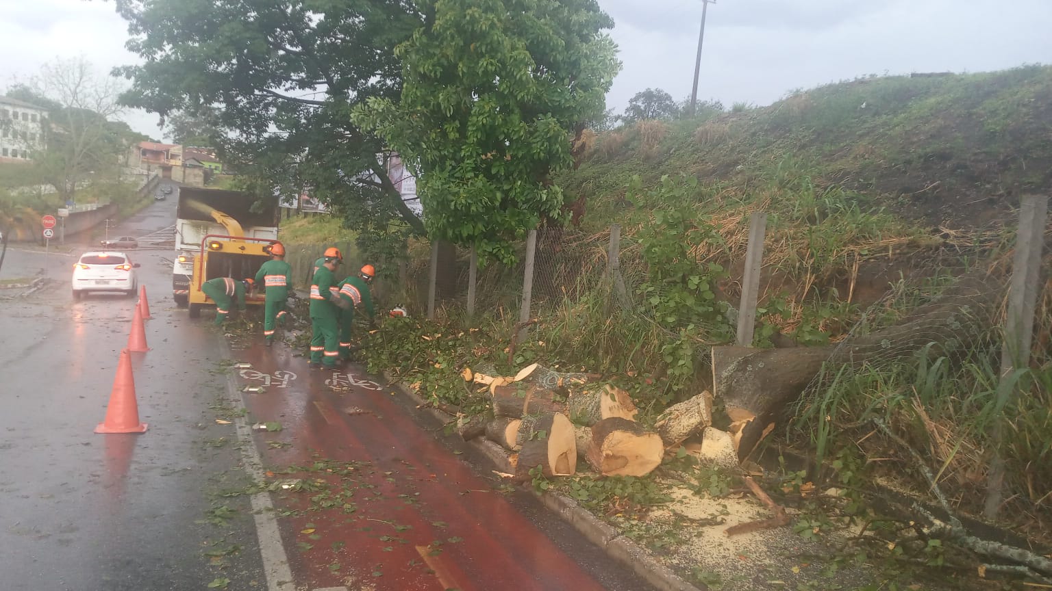 Ventos chegam a 77 km/h em Taubaté durante temporal. Túnel ficou alagado