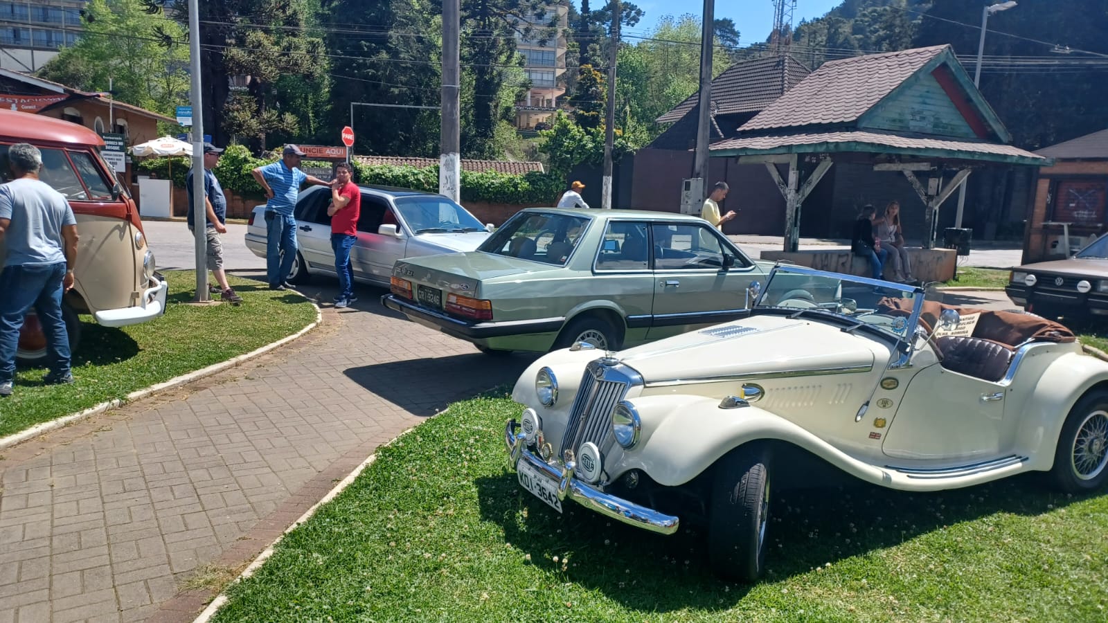 Encontro de carros antigos agita Parque das Cerejeiras em Campos do Jordão
