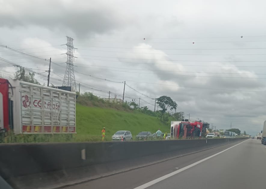 Tombamento de carreta interdita Via Dutra
