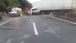 Carreta atravessa mureta central