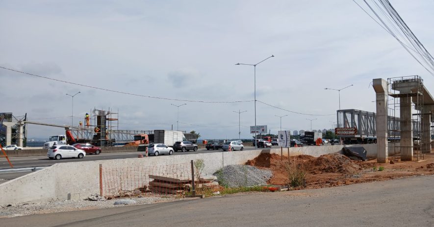 Lançamento de vigas de passarela interdita o trânsito na Via Dutra