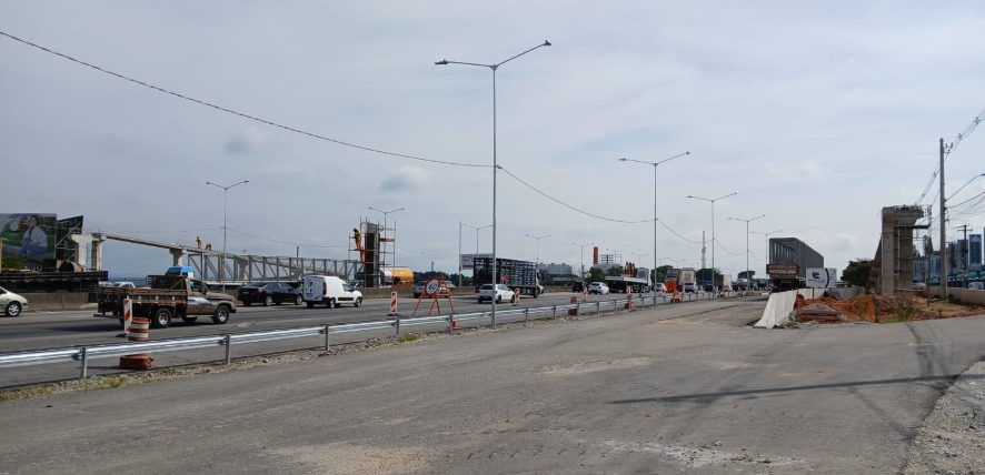 Lançamento de vigas de passarela interdita o trânsito na Via Dutra em São José dos Campos. Saiba detalhes 1 Lançamento de vigas de passarela interditam o trânsito na Via Dutra