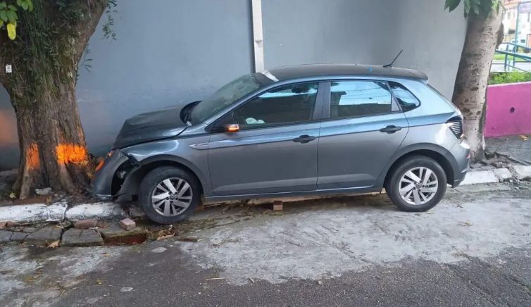 Carro colide contra árvore e acidente resulta na prisão de três mulheres e um homem, em São José dos Campos