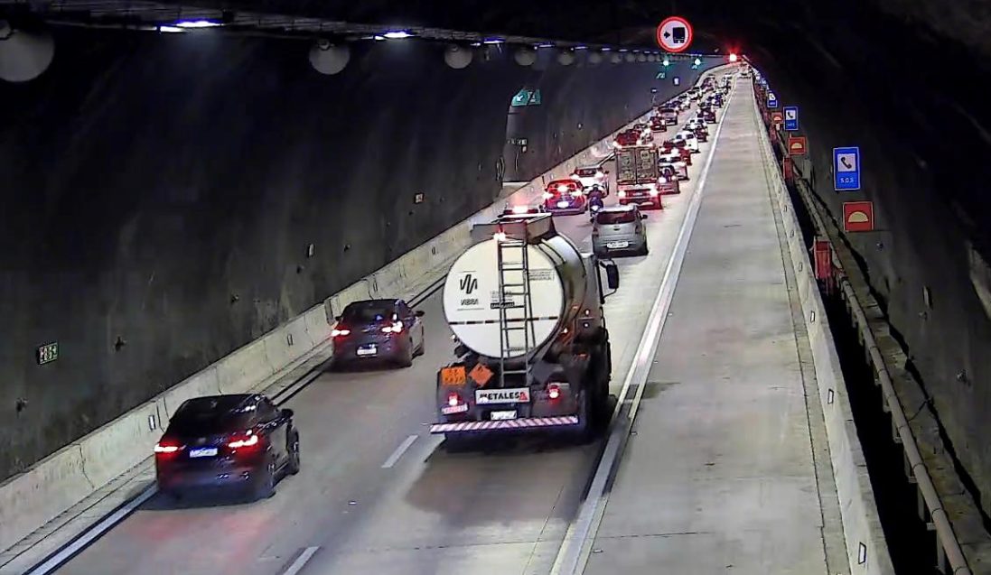 Rodovias do Vale do Paraíba têm trânsito intenso neste domingo