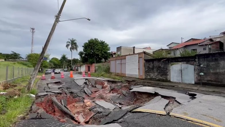 Chuva abre cratera em avenida de Taubaté