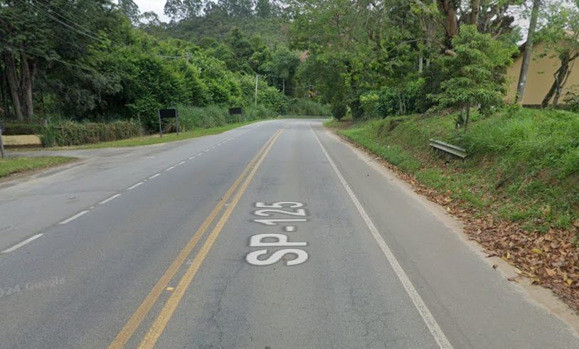 Motociclista perde o controle, bate em poste e morre em rodovia do Vale do Paraíba