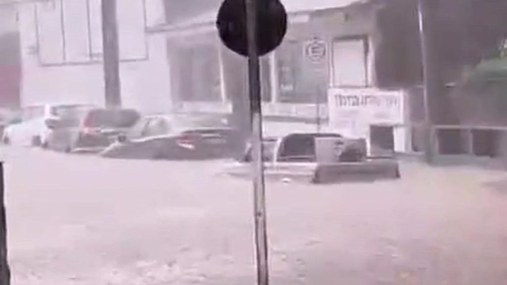 Chuva causa alagamentos e deixa carros submersos em Ubatuba
