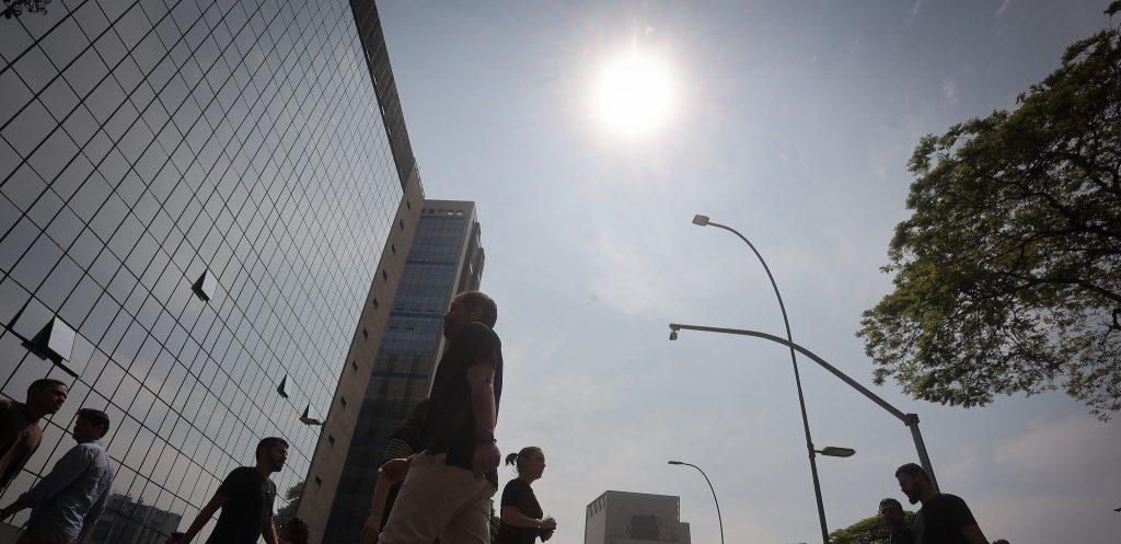 Calor bate recorde no Vale do Paraíba em 2025 e Defesa Civil emite alerta