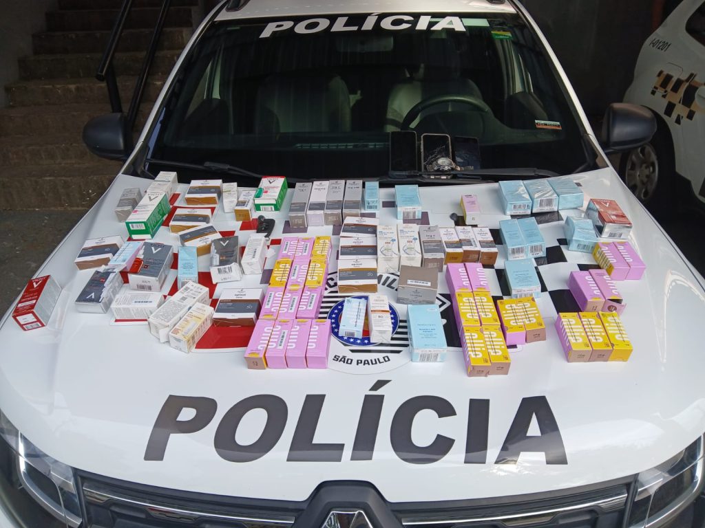 Carro colide contra árvore e acidente resulta na prisão de três mulheres e um homem, em São José dos Campos 1 Carro colide contra árvore