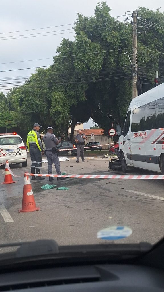 Acidente entre moto e van